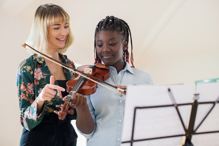 Tutor Teaching High School Student To Play Violin In Music Lesson How To Become A Violin Teacher In Orlando