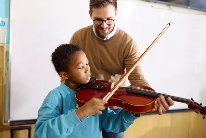 Let me teach you how to properly play violin! Top Skills You Need To Teach Beginner Violin Students